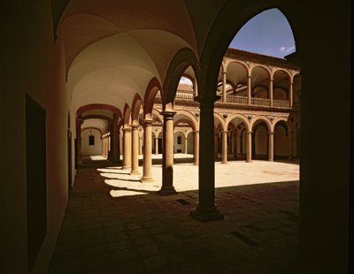 Vue de la galerie des cours intérieures de l