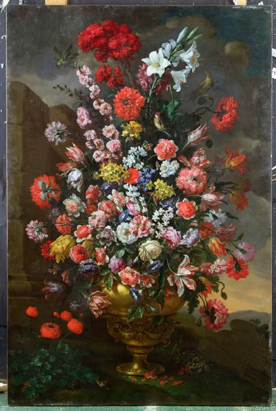 Lys, tulipes, œillets, pivoines, convolvulus et autres fleurs dans une urne en bronze avec des oiseaux, une tortue et des papillons dans un paysage, 1718 - Bartolomeo Bimbi