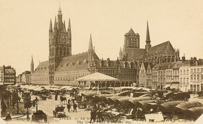 La Grand-Place un jour de marché, Ypres, Belgique - Belgian Photographer