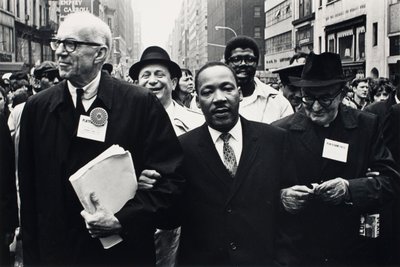 Dr. Benjamin Spock, Dr. King et Monseigneur Rice de Pittsburgh marchent dans le défilé de la Journée de solidarité - Benedict J. Fernandez