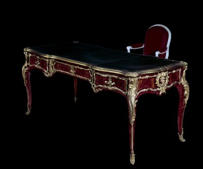 Mobilier Louis XV : Bureau du Dauphin en maroquin noir, décoré de bronzes dorés avec or moulu, base en bois incrusté d