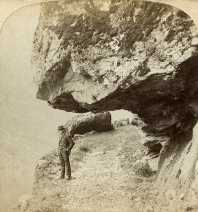 Homme sur une falaise surplombant Naeroyfjord, Sogne, Norvège - Bert Underwood