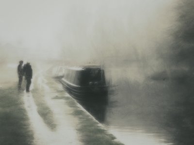 Promenade le long du canal brumeux - Bill Eiffert