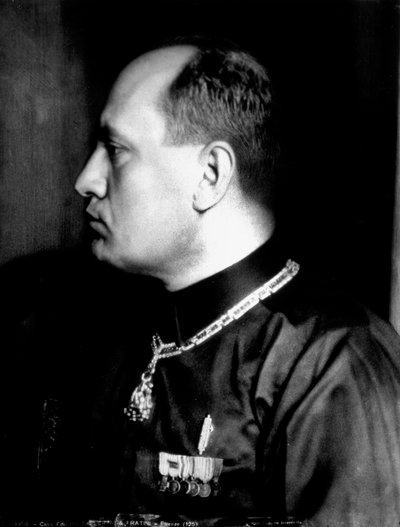 Portrait en buste de profil de Benito Mussolini en chemise noire et décorations militaires - Brogi Brogi