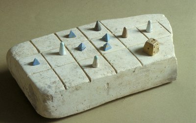 Plateau de jeu avec pièces, de Tell Beit Mirsim, Jordanie, vers 1200 av. J.-C. - Bronze Age
