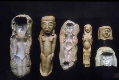 Figurines de déesses de la fertilité et les moules dont elles ont été coulées, vers 8e-7e siècle av. J.-C. (argile) - Bronze Age