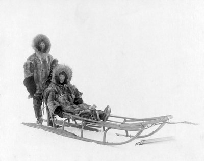 Couple sur un traîneau à chiens, Nome, Alaska - Brothers Lomen