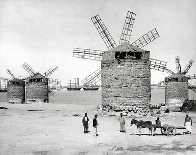 Moulins à vent sur la mer Méditerranée à Alexandrie, Égypte. Devant, des Égyptiens posant avec une petite charrette - Brothers Zangaki