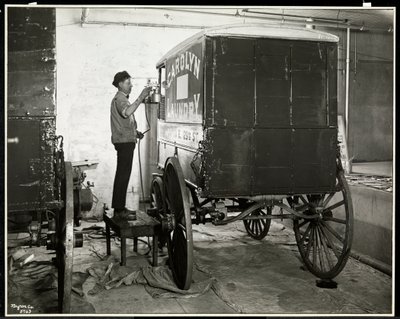 Un homme peignant au pistolet un wagon de livraison de Carolyn Laundry au 111 East 128th Street, East Harlem, New York, 1929 - Byron Company