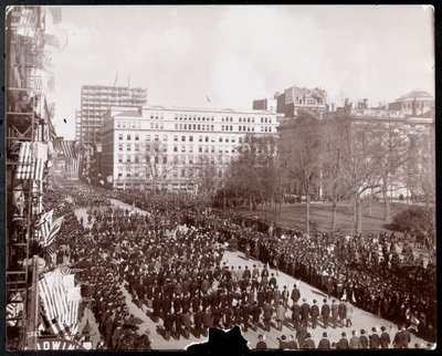 Vue aérienne des hommes marchant dans le défilé de l