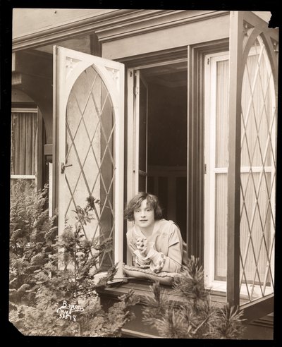 Anne Murdock chez elle, vers 1915 - Byron Company