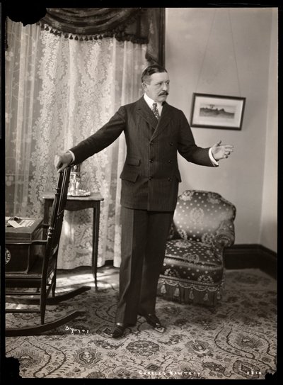 Charles Hawtrey dans son appartement à Holland House sur Fifth Avenue, New York, 1901-2 - Byron Company