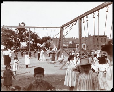 Enfants se balançant au gymnase et terrain de jeu de Hudson Bank, 53ème rue et 11ème avenue, New York, 1898 - Byron Company