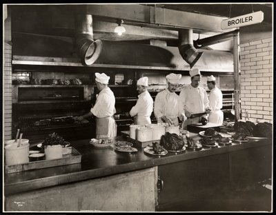 Cuisiniers au gril dans la cuisine de l
