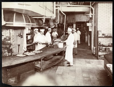 Cuisiniers travaillant dans la cuisine de l