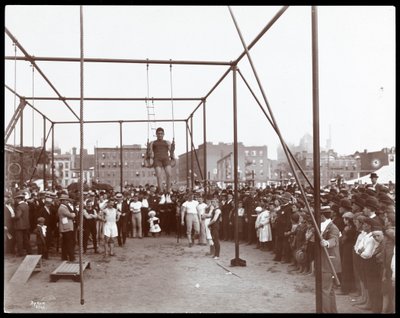 Foule regardant un gymnaste au gymnase et terrain de jeu de Hudson Bank, 53e rue et 11e avenue, New York, 1898 - Byron Company