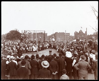Foule regardant un sauteur à la perche au gymnase et terrain de jeu de Hudson Bank, 53e rue et 11e avenue, New York, 1898 - Byron Company