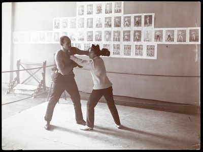 Edna Wallace Hopper posant dans un ring de boxe avec Jack Cooper à son gymnase à Broadway et 37e rue, New York, 1899 - Byron Company