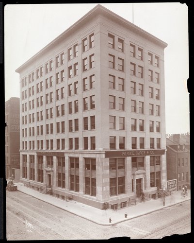 Vue extérieure du bâtiment Parke, Davis et Co., rues Hudson et Vestry, New York, 1910 - Byron Company
