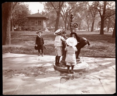 Cinq enfants jouant et buvant à une fontaine à Madison Square, New York, 1901 - Byron Company