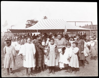 Groupe de filles et une femme au gymnase et terrain de jeu de Hudson Bank, 53e rue et 11e avenue, New York - Byron Company