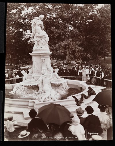 Monument Heinrich Heine (Fontaine Lorelei) et la foule présente à l