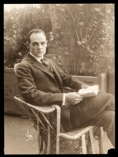 Howard Estabrook dans un jardin, 1915-16 (tirage à la gélatine argentique) - Byron Company