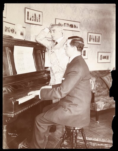 Kyrle Bellew et un ami au piano chez Bellew, 1908 - Byron Company