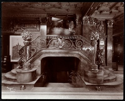 Escalier principal dans le hall de l