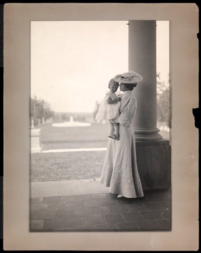 Mme Clarence Mackay et son enfant dans le portique de Harbor Hill, Long Island 1898-1910 - Byron Company