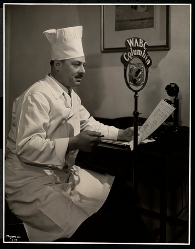 Portrait du Chef Maurice Hervieux au micro de l