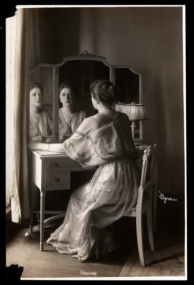 Portrait de Jobyna Howland assise à sa coiffeuse, 1908-9 - Byron Company