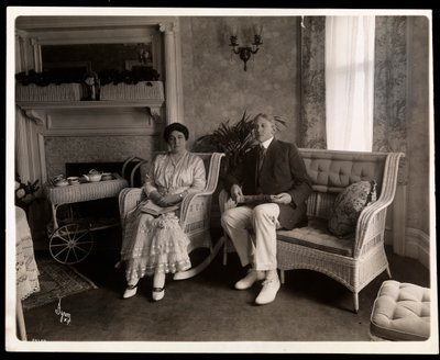 Portrait de M. et Mme Howard assis dans un salon de leur maison au 200 5th Avenue, New York, 1916 - Byron Company