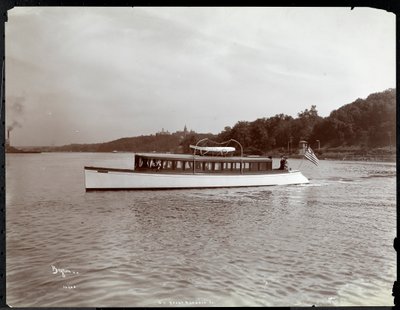 Vue du yacht Delicia du New York Yacht, Launch et Engine Co. sur la rivière Hudson près de Morris Heights, New York, 1903 - Byron Company