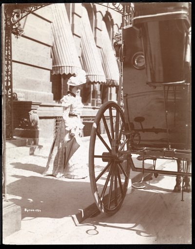 Femme approchant une calèche à l