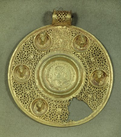 Médaillon circulaire en or : solidus de Constantin Ier le Grand (270-337 ap. J.-C.) frappé à Sirmium en 321 ap. J.-C., dans un cadre en opus interrasile, orné de 5 bustes en relief. 4e siècle ap. J.-C. Paris, Musée du Louvre - Byzantine