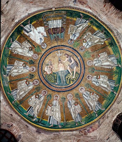 Le baptême du Christ dans le Jourdain (personnifié par le personnage à gauche) et les douze apôtres. Mosaïque du dôme du Baptistère des Ariens (Battistero degli Ariani). 5ème ou 6ème siècle. Ravenne. Italie - Byzantine