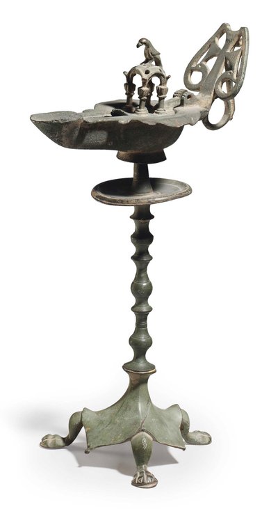 Une lampe à huile en bronze byzantine et son support, vers 5e-6e siècle après J.-C. - Byzantine School