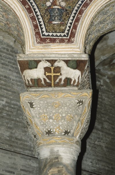 Chapiteau décoré de l
