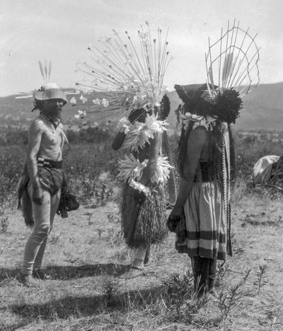 Peuple amérindien et maison ronde tribale et tenue cérémonielle, Californie - C. Hart Merriam