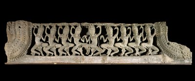 Arts khmers (Extrême-Orient). Registre inférieur du fronton : neuf apsaras dansantes. Bas-relief en grès, fin 12e - début 13e siècle. Style Bayon. Du Cambodge, temple de Bayon. Paris, Musée Guimet - Musée national des Arts asiatiques - Cambodian