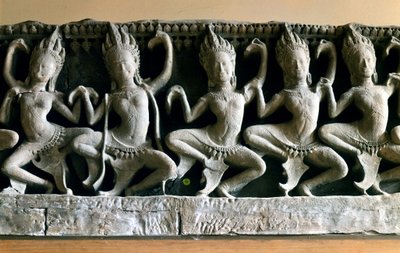 Les apsaras, très jeunes et belles créatures qui dansaient dans la cour d