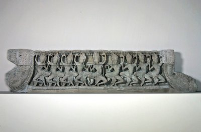 Fronton montrant neuf apsaras dansantes, fin XIIe-début XIIIe siècle, de Bayon, Angkor Thom - Cambodian Cambodian