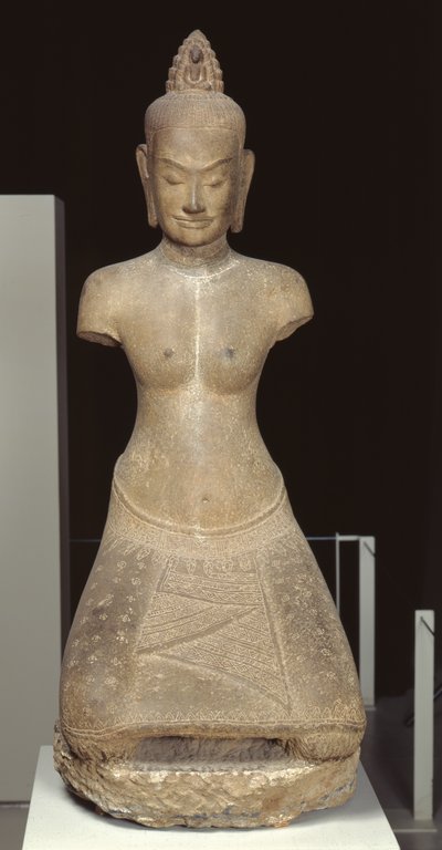 Statue de Jayarajadevi sous les traits de la divinité bouddhiste Tara ou Prajnaparamita (grès) - Cambodian School