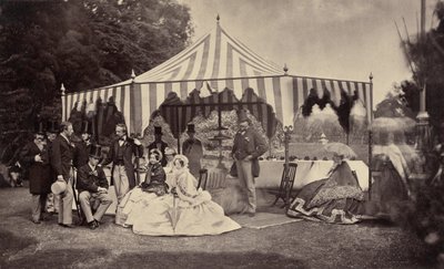 Groupe de personnes bien habillées devant une tente extérieure - Camille Silvy