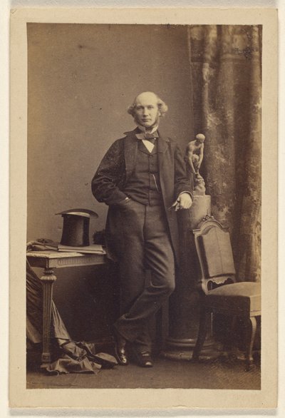 [Homme non identifié debout, chapeau haut de forme sur la table] - Camille Silvy
