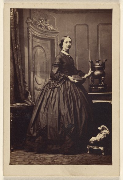 [Femme non identifiée tenant un livre, debout] - Camille Silvy