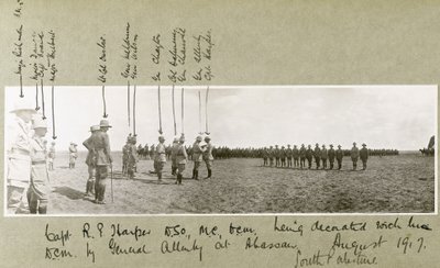Le général Allenby décorant le capitaine Harper avec la D.C.M. lors d