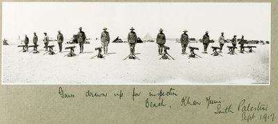 Armes alignées pour inspection sur la plage, Khan Yunis, septembre 1917 - Capt. Arthur Rhodes