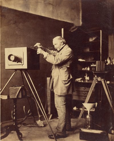 [Autoportrait préparant une plaque au collodion] - Capt. Horatio Ross